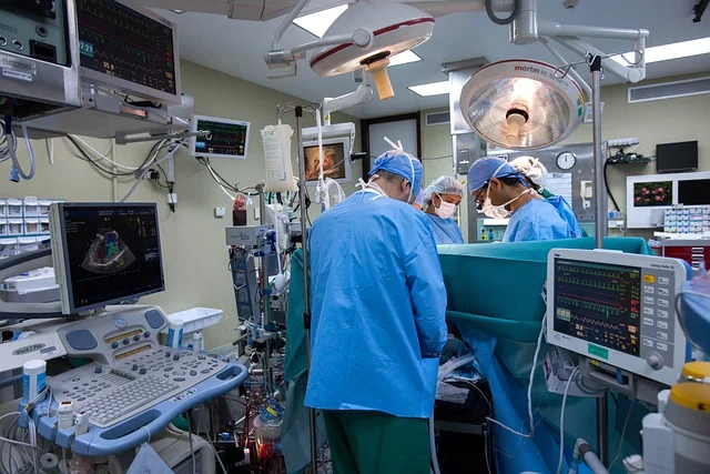 Medizinisches Team und Geräte in einem Operationssaal