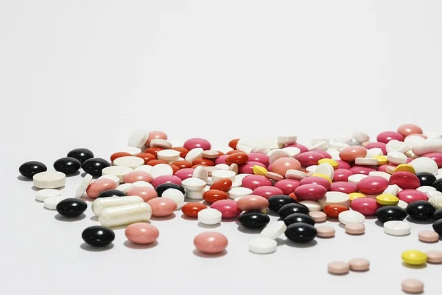 Verschiedenfarbige Tabletten auf weißem Hintergrund