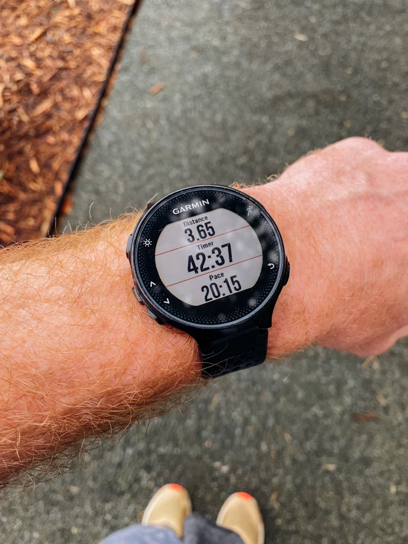 Smartwatch am Handgelenk mit einer Sportanzeige